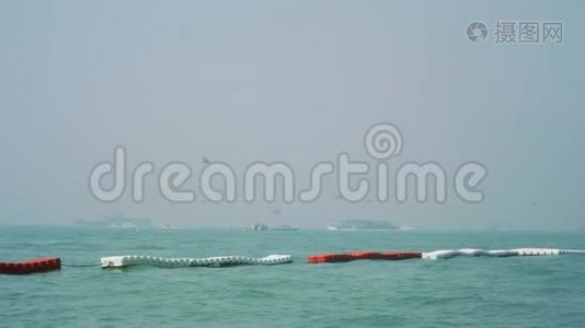 芭堤雅海滩繁忙的天空和大海的景色和海水浴场分隔区的浮标视频