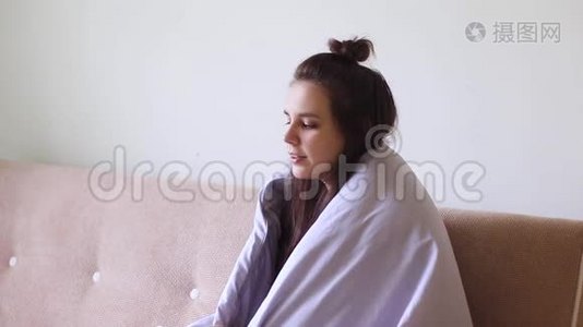 生病的年轻妇女坐在家里流鼻涕打喷嚏视频