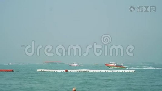 芭堤雅海滩繁忙的天空和大海的景色和海水浴场分隔区的浮标视频