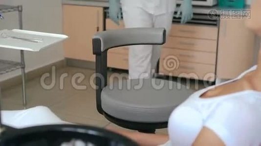 在牙科室和牙医谈话的漂亮女孩视频