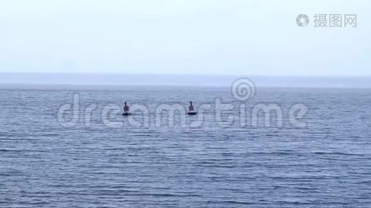 在一个寒冷的早晨群岛和一个带有波浪的航行浮标上覆盖着的海烟视频