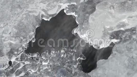 冰冻的山溪。 冰下筑起奔流山涧特写..视频