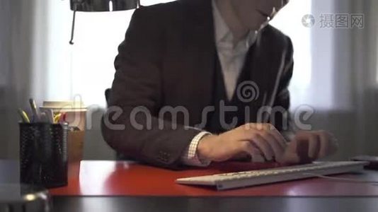男人在办公桌上工作，接电话视频