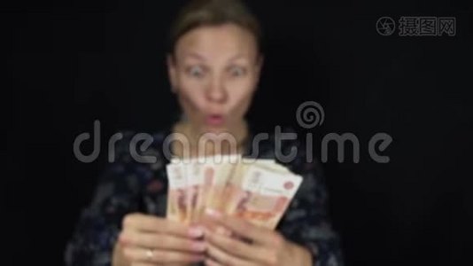 热情的女人在黑色背景上扔钞票五千卢布，快乐的大堆钱慢动作股票视频