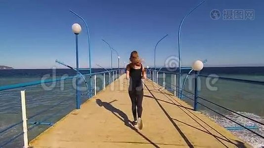 日落时分在码头上慢跑的女孩，慢镜头高清视频视频