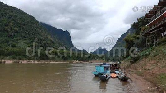 黄恩村的河景和船只视频