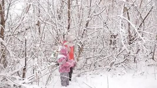 疲惫的孩子们从一片白雪覆盖的森林里出来。 孩子们找到回家的路视频