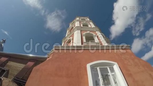 西班牙时代建造了圣保罗第一个隐士大教堂，展示了她的钟楼。视频