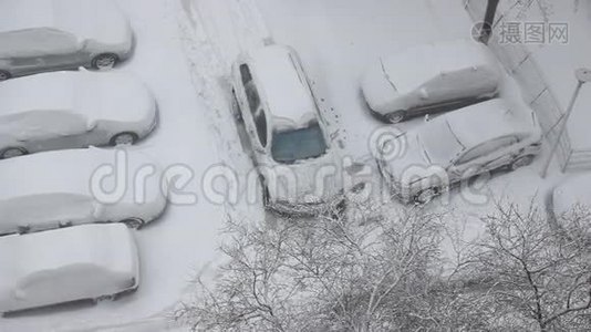 停车场暴风雪视频