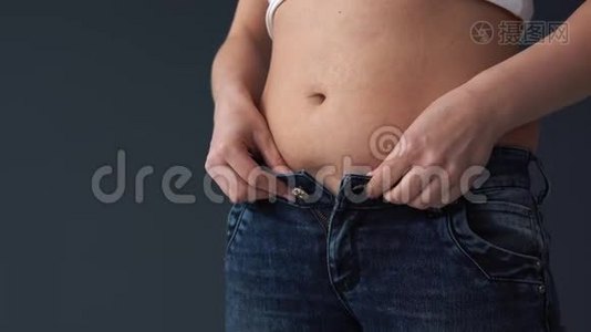 胖女人的身体试图穿上紧身牛仔裤视频