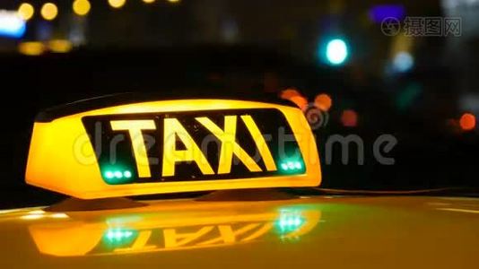 出租车驾驶时有运动模糊和城市灯。视频