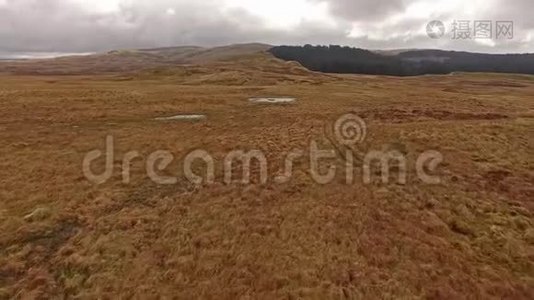 通过联合王国威尔士的沼地和山脉，靠近B4391的空中景观视频