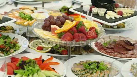 餐桌上提供的食物，瑞典餐桌：肉、米饭、意大利面、沙拉和各种蛋糕和糕点视频