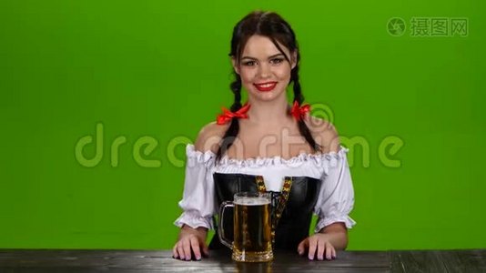 穿着巴伐利亚服装的女孩微笑着竖起大拇指。 绿色屏幕视频