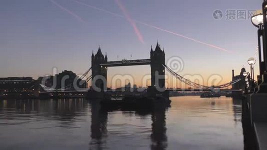 时光流逝。 在黎明前。 桥上美丽的天空。视频