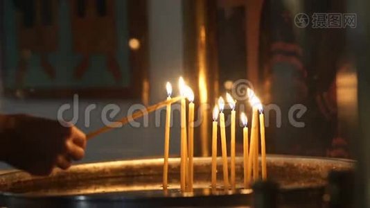 在修道院里点燃蜡烛视频