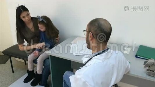 小儿科医生给小女孩病人打小兔子玩具视频