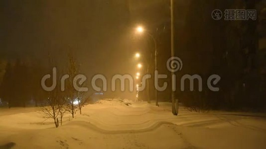 街上的雪、风和飞雪视频