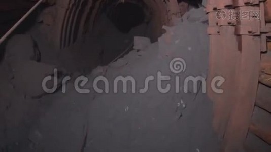 隧道井中的岩石堆视频