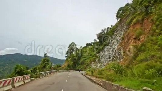 有障碍植物的弯曲山地沥青路视频