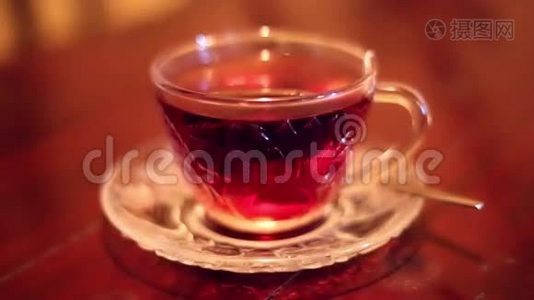 柔和专注的冲泡热红茶.视频