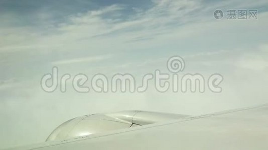 飞机在云上飞行的机翼。视频