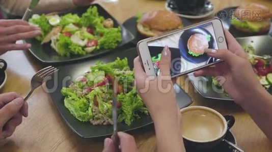 手机上的食物照片。 用餐图特写画面视频