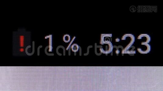 带有时钟指示器的智能手机低电池指示器。 可见屏幕像素的MACRO视频视频