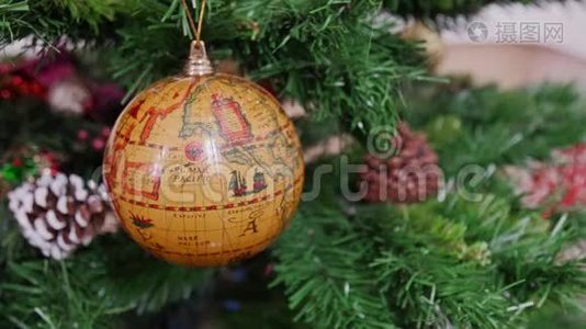 圣诞树地球球的装饰。 潘潘视频