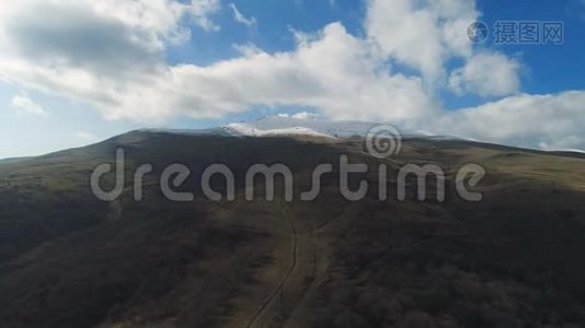 从雪山和天空俯瞰云层视频