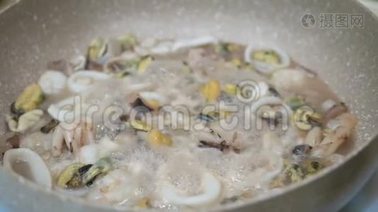 海鲜炖在煎锅里做意大利面。视频