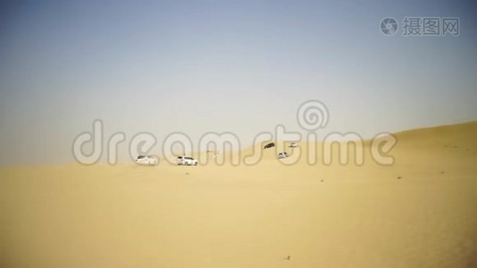 沙漠野炊越野车穿越阿拉伯沙丘。 越野车穿越阿拉伯沙漠之旅视频
