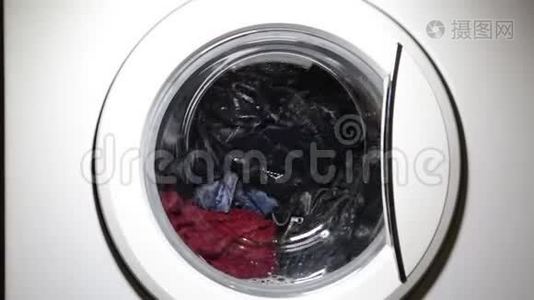 洗衣机门内装有旋转服装视频