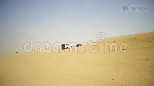 沙漠野炊越野车穿越阿拉伯沙丘。 越野车穿越阿拉伯沙漠之旅视频