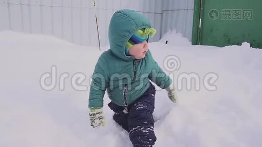 一岁的男孩在雪场玩耍视频