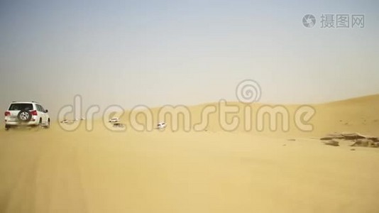 沙漠野炊越野车穿越阿拉伯沙丘。 越野车穿越阿拉伯沙漠之旅视频