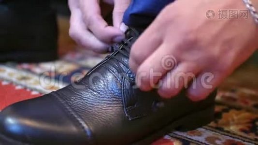 男人把鞋带系在他的黑鞋上视频