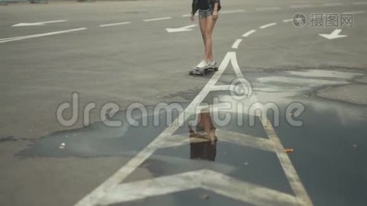 年轻漂亮的女时髦女郎白天骑滑板或长板在街上视频