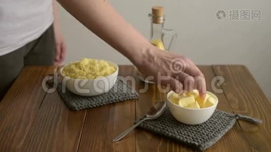 女人把黄油放进小米粥里视频