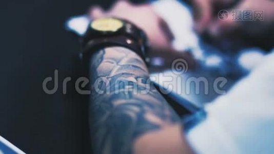 纹身师在纸上做素描视频