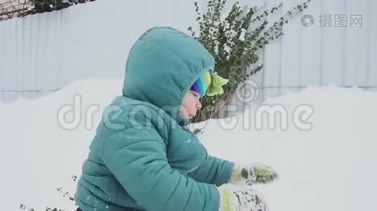 一岁的男孩在雪场玩耍视频