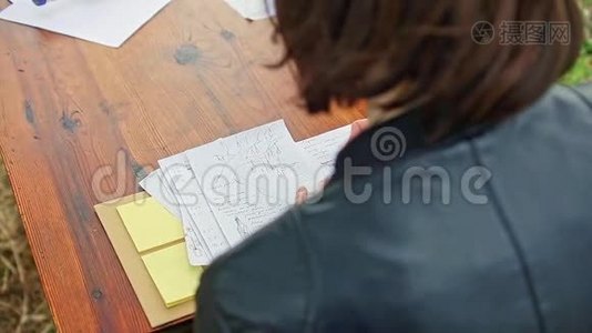 妇女在木桌上写便签纸视频