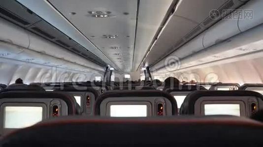 空的飞机座位。 飞机座位。 在飞机里面。 飞机内部有乘客和空姐视频