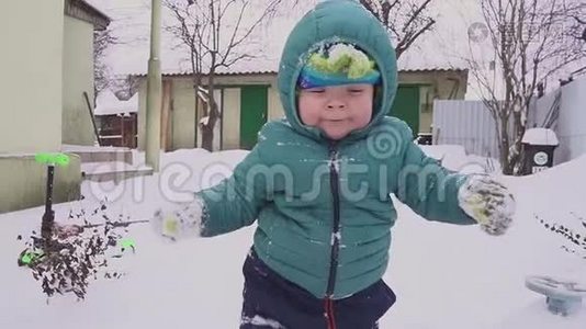 一岁的男孩在雪场玩耍视频