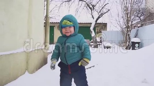 一岁的男孩在雪场玩耍视频