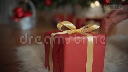圣诞节，一个漂亮的女孩在树下发现了一件礼物。 概念：魔术，圣诞节，礼物，节日..视频