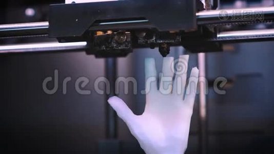 3D打印机在工作时，D打印机打印人的手，3D打印机打印更白的人的手，手视频