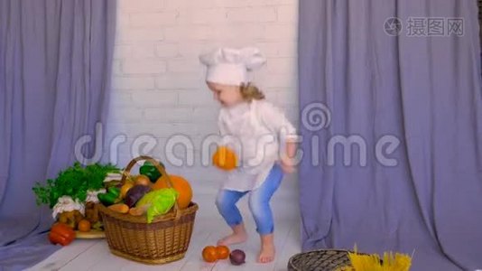 微笑可爱的孩子把蔬菜放进篮子里。 健康饮食观念视频