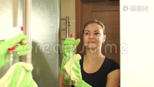 穿手套的女佣在浴室里擦镜子。视频