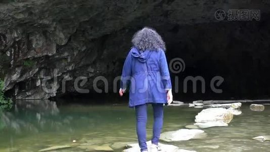 在坎布里亚探索里达尔洞穴的女人视频